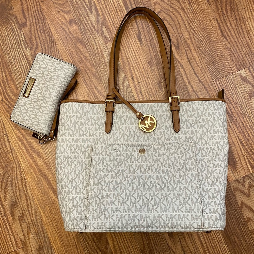 Michae Kors Pocketbook with Wallet lightly used!